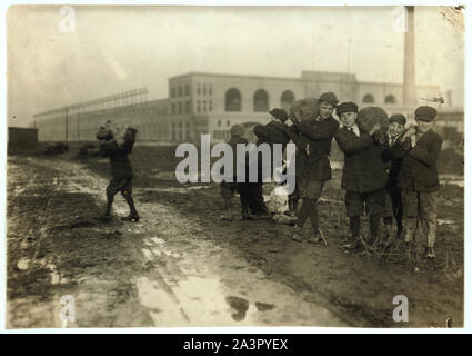 Kohle aus Kohle-Rangierbahnhof zu stehlen. Stockfoto