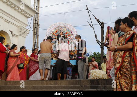 Kolkata, Indien. 08 Okt, 2019. Devotees Rituale durchführen, kurz bevor die Immersion der Göttin Durga Idol auf dem Fluss Hoogly. (Foto durch Sunam Banerjee/Pacific Press) Quelle: Pacific Press Agency/Alamy leben Nachrichten Stockfoto