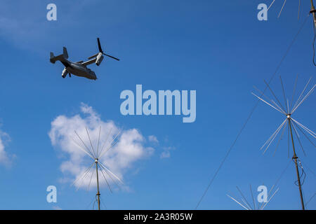 Eine MV-22 B Osprey mit Marine Medium Tiltrotor Squadron 262 fliegt overhead Marine Air Control Squadron 4 Air Traffic Navigation, Integration und Koordination System Flug Überprüfung der Ausrüstung in der Vorbereitung für KAMANDAG 3 in Subic Bay, Philippinen, 8. Oktober, 2019. Die Vereinigten Staaten sind stolz darauf, in diese Philippinische teilzunehmen - led, bilaterale Übung um Funktionen für ein breites Spektrum von militärischen Operationen zu entwickeln. KAMANDAG ist ein Akronym für die Philippinischen Phrase "Kaagapay Ng Mga Manirigma Ng Dagat", was übersetzt "Zusammenarbeit der Krieger des Meeres", die Hervorhebung der Partner Stockfoto