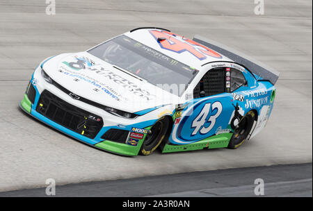 Bubba Wallace, Fahrer des Nr. 43 Sieg-verzweigung Chevrolet, Rennen während der "Drydene 400 "Monster Energy NASCAR Cup Series Endspielrennen Okt. 6, 2019 in Dover International Speedway, Dover, Del der US Air Force ist eine von vielen Sponsoren der Nr. 43 Auto, das auf Platz 20 in den "Drydene 400 "Monster Energy NASCAR Cup Series Endspiel Rennen beendete. (U.S. Air Force Foto von Roland Balik) Stockfoto