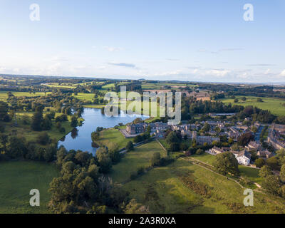 Luftaufnahmen von Ripley Castle in Harrogate, North Yorkshire auf einer leicht bewölkt Abend Stockfoto