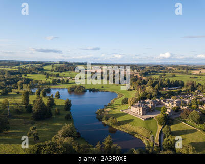 Luftaufnahmen von Ripley Castle in Harrogate, North Yorkshire auf einer leicht bewölkt Abend Stockfoto