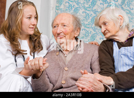 Alte Paar an den jungen Arzt Stockfoto