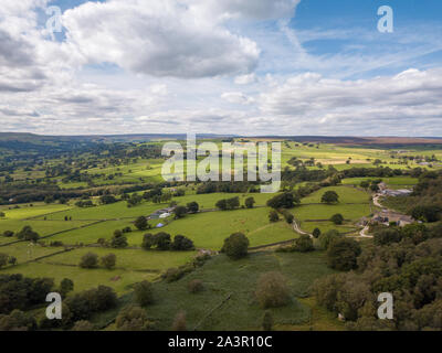 Luftaufnahmen von Ripley Castle in Harrogate, North Yorkshire auf einer leicht bewölkt Abend Stockfoto