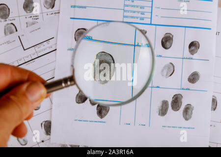 Criminalist Studium Lupe und Kriminellen fingerprint Karte, Nahaufnahme Stockfoto