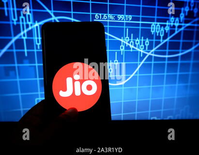 In diesem Foto, Illustration zu einem beliebten Telecom Company Reliance Jio logo gesehen auf dem Smartphone angezeigt. Stockfoto