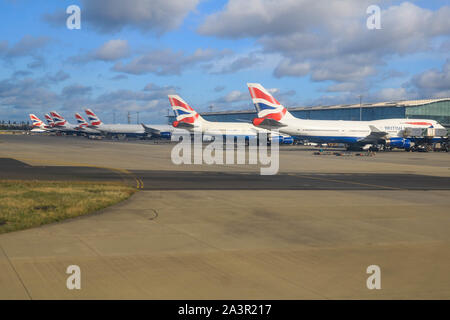 Eine Reihe von British Airways Passagierflugzeug vor den Toren von Heathrow Airport Terminal 5 geparkt. Stockfoto