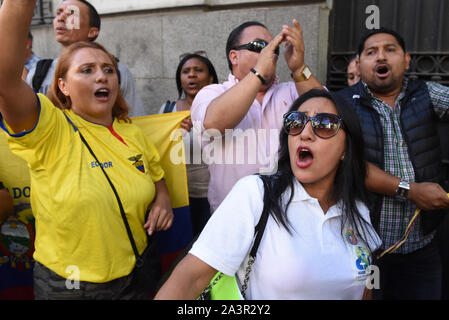 Madrid, Spanien. 09 Okt, 2019. Protesters shout Slogans während der Demonstration. ecuadorianischen Staatsangehörigen vor der Botschaft von Ecuador in Madrid versammelt, um gegen Lenin Moreno und seine Sparpolitik zu protestieren. Credit: SOPA Images Limited/Alamy leben Nachrichten Stockfoto