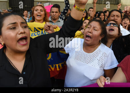 Madrid, Spanien. 09 Okt, 2019. Protesters shout Slogans während der Demonstration. ecuadorianischen Staatsangehörigen vor der Botschaft von Ecuador in Madrid versammelt, um gegen Lenin Moreno und seine Sparpolitik zu protestieren. Credit: SOPA Images Limited/Alamy leben Nachrichten Stockfoto