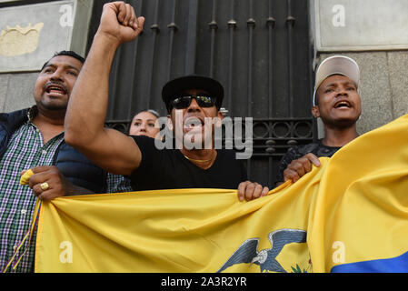 Madrid, Spanien. 09 Okt, 2019. Protesters shout Slogans während der Demonstration. ecuadorianischen Staatsangehörigen vor der Botschaft von Ecuador in Madrid versammelt, um gegen Lenin Moreno und seine Sparpolitik zu protestieren. Credit: SOPA Images Limited/Alamy leben Nachrichten Stockfoto