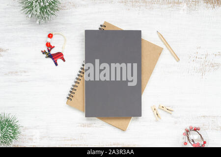 Weihnachten mockup Hintergrund mit Leerzeichen notebook, Christmas ornament Dekorationen auf weißer Tisch. Platz für Text. Ansicht von oben. Weihnachten zu tun Liste o Stockfoto