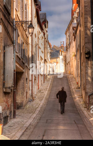 Man Walking Street, Blois, Frankreich Stockfoto
