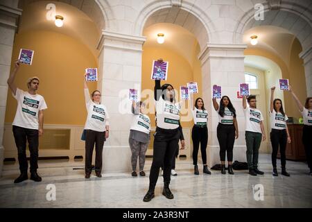 Mai 14, 2019 Mitglieder der Aktivist Gruppe durch das Volk das Capitol Rotunde im Protest der Mangel an congressionlal Aktion auf Amtsenthebung besetzen. Washington, DC, USA. Stockfoto