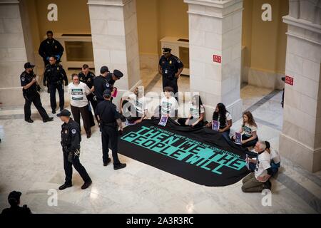 Mai 14, 2019 Mitglieder der Aktivist Gruppe durch das Volk das Capitol Rotunde im Protest der Mangel an congressionlal Aktion auf Amtsenthebung besetzen. Washington, DC, USA. Stockfoto