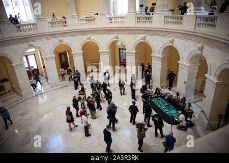 Mai 14, 2019 Mitglieder der Aktivist Gruppe durch das Volk das Capitol Rotunde im Protest der Mangel an congressionlal Aktion auf Amtsenthebung besetzen. Washington, DC, USA. Stockfoto
