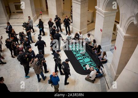 Mai 14, 2019 Mitglieder der Aktivist Gruppe durch das Volk das Capitol Rotunde im Protest der Mangel an congressionlal Aktion auf Amtsenthebung besetzen. Washington, DC, USA. Stockfoto