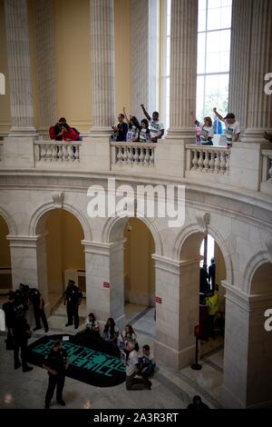 Mai 14, 2019 Mitglieder der Aktivist Gruppe durch das Volk das Capitol Rotunde im Protest der Mangel an congressionlal Aktion auf Amtsenthebung besetzen. Washington, DC, USA. Stockfoto