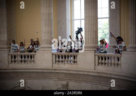 Mai 14, 2019 Mitglieder der Aktivist Gruppe durch das Volk das Capitol Rotunde im Protest der Mangel an congressionlal Aktion auf Amtsenthebung besetzen. Washington, DC, USA. Stockfoto