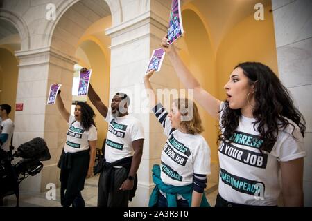 Mai 14, 2019 Mitglieder der Aktivist Gruppe durch das Volk das Capitol Rotunde im Protest der Mangel an congressionlal Aktion auf Amtsenthebung besetzen. Washington, DC, USA. Stockfoto
