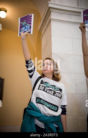 Mai 14, 2019 Mitglieder der Aktivist Gruppe durch das Volk das Capitol Rotunde im Protest der Mangel an congressionlal Aktion auf Amtsenthebung besetzen. Washington, DC, USA. Stockfoto