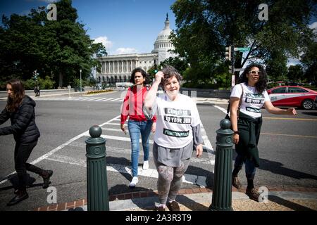 Mai 14, 2019 Mitglieder der Aktivist Gruppe durch das Volk das Capitol Rotunde im Protest der Mangel an congressionlal Aktion auf Amtsenthebung besetzen. Washington, DC, USA. Stockfoto