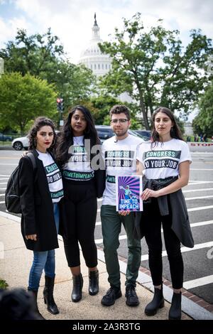 Mai 14, 2019 Mitglieder der Aktivist Gruppe durch das Volk das Capitol Rotunde im Protest der Mangel an congressionlal Aktion auf Amtsenthebung besetzen. Washington, DC, USA. Stockfoto