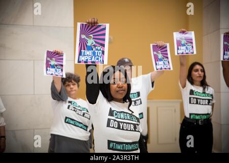 Mai 14, 2019 Mitglieder der Aktivist Gruppe durch das Volk das Capitol Rotunde im Protest der Mangel an congressionlal Aktion auf Amtsenthebung besetzen. Washington, DC, USA. Stockfoto