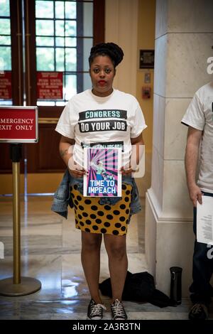 Mai 14, 2019 Mitglieder der Aktivist Gruppe durch das Volk das Capitol Rotunde im Protest der Mangel an congressionlal Aktion auf Amtsenthebung besetzen. Washington, DC, USA. Stockfoto