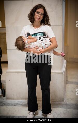 Mai 14, 2019 Mitglieder der Aktivist Gruppe durch das Volk das Capitol Rotunde im Protest der Mangel an congressionlal Aktion auf Amtsenthebung besetzen. Washington, DC, USA. Stockfoto