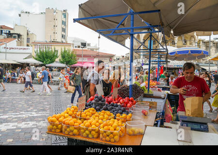 Athen Griechenland - 15. Juli 2019 ; Obst Anbieter wiegt Beutel der Frucht für Kunden in Plaka Stockfoto