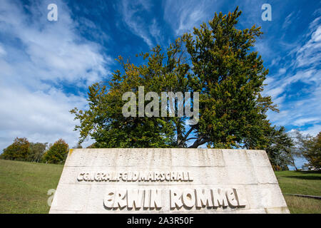 Heidenheim, Deutschland. 01 Okt, 2019. Erwin Rommel erinnert ein Denkmal vor der Buche. 75 Jahre nach dem Tod des Feldmarschall, gibt es wieder die Debatte, ob die Allgemeinen ist wirklich eine geeignete schutzpatron für Straßen und Kasernen. Quelle: Stefan Puchner/dpa/Alamy leben Nachrichten Stockfoto