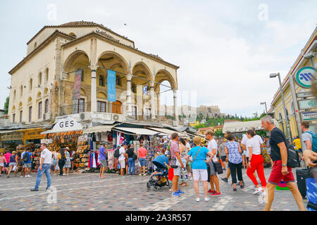 Athen Griechenland - 15. Juli 2019; Archäologische Stätte Akropolis auf einem Hügel hinter Menschenmassen drängen sich um Plaka Square und touristische Trinkets Anbieter. Stockfoto