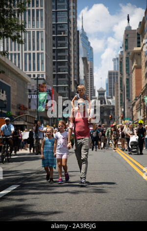 Philadelphia, PA/USA - Juli 12, 2019: Aktivisten in Philadelphia März auf Einwanderungs- und Zollbehörden als Teil eines bundesweiten Tag der Aktion aus Protest gegen die Bedingungen an migrant Detention Center Stockfoto