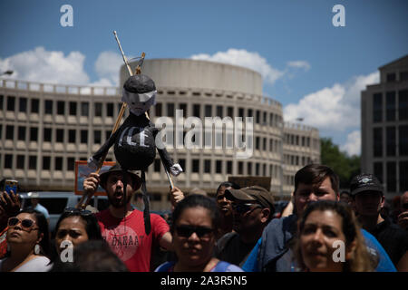 Philadelphia, PA/USA - Juli 12, 2019: Aktivisten in Philadelphia März auf Einwanderungs- und Zollbehörden als Teil eines bundesweiten Tag der Aktion aus Protest gegen die Bedingungen an migrant Detention Center Stockfoto