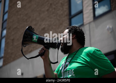 Philadelphia, PA/USA - Juli 12, 2019: Aktivisten in Philadelphia März auf Einwanderungs- und Zollbehörden als Teil eines bundesweiten Tag der Aktion aus Protest gegen die Bedingungen an migrant Detention Center Stockfoto