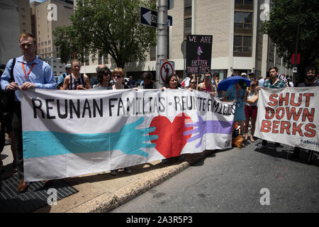 Philadelphia, PA/USA - Juli 12, 2019: Aktivisten in Philadelphia März auf Einwanderungs- und Zollbehörden als Teil eines bundesweiten Tag der Aktion aus Protest gegen die Bedingungen an migrant Detention Center Stockfoto