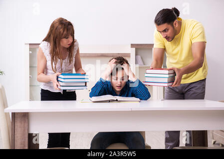 Die Eltern helfen, ihren Sohn für die Schule vorzubereiten Stockfoto