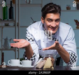 Kaffee Barista spät im Shop Getränke Vorbereitung arbeiten Stockfoto