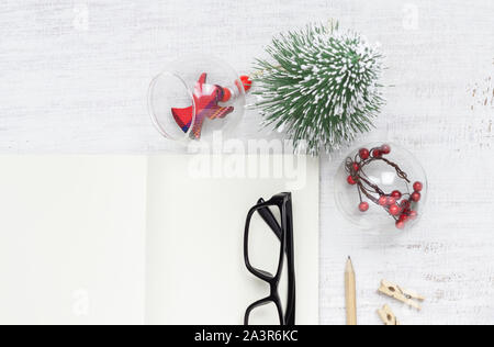 Weihnachten mockup Hintergrund mit Leerzeichen notebook, Christmas ornament Dekorationen auf weißer Tisch. Platz für Text. Ansicht von oben. Weihnachten zu tun Liste o Stockfoto