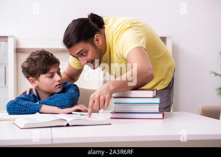 Der Vater, der seinen Sohn für Schule vorzubereiten Stockfoto