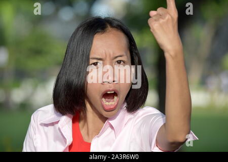 Mad attraktive Filipina weiblich Frau Stockfoto