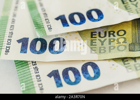Drei Hundertstel Euro Banknoten Makro Nahaufnahme. Geld oder Business Konzept. Abstrakte konzeptuelle Bild Stockfoto