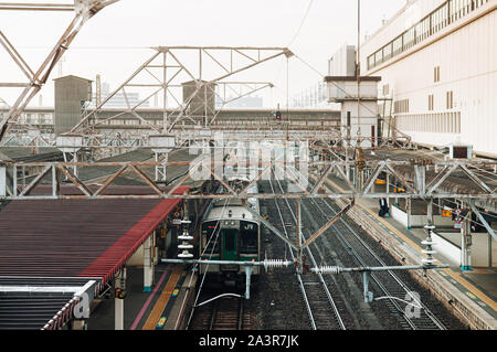 DEC 4, 2018 Koriyama, JAPAN - JR S-Bahn Haltestelle Bahnhof Koriyama. Luftaufnahme Bild mit Metall truss und hohe Spannung elektrische Kabel system Stockfoto