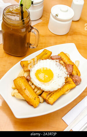 Hausgemachte Peruanischen salchipapa Pommes, Peru Essen typisch Stockfoto