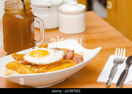 Hausgemachte Peruanischen salchipapa Pommes, Peru Essen typisch Stockfoto