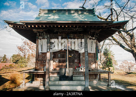 DEC 4, 2018 Aizu Wakamatsu, Japan - Tsuruga jo Burg Inari Schrein, kleinen antiken Shinto Schrein auf Schloss fortess Mauer in der Nähe von Taikoman Tor entfernt Stockfoto