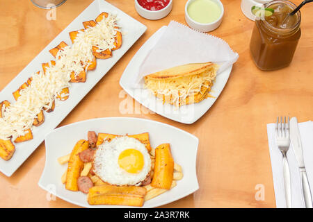 Hausgemachte Peruanischen salchipapa Pommes, Peru Essen typisch Stockfoto