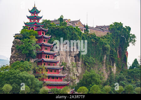 Große Festung von Shibaozhai gegen Berg Wand in Chongqing, China gebaut Stockfoto