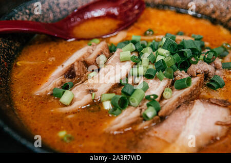 Miso Ramen Tonkotsu Chashu Schweinefleisch mit Knoblauch Öl Frühlingszwiebel - Hokkaido ramen Rezept dicke reiche Gunsten Suppe Stockfoto