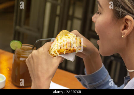 Venezolanische typische Küche, Arepa, verschiedene Arten von Arepas, Fleisch, schwarze Bohnen, Käse, gebratener Vorhang, typisch südamerikanische Küche Stockfoto